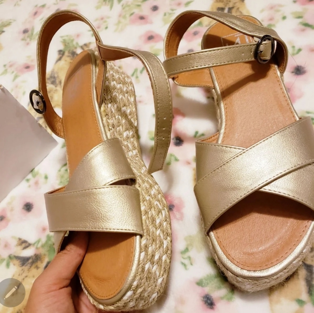 Nwt sandals